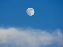 Kenapa Bulan Terkadang Bisa Dilihat di Siang Hari?