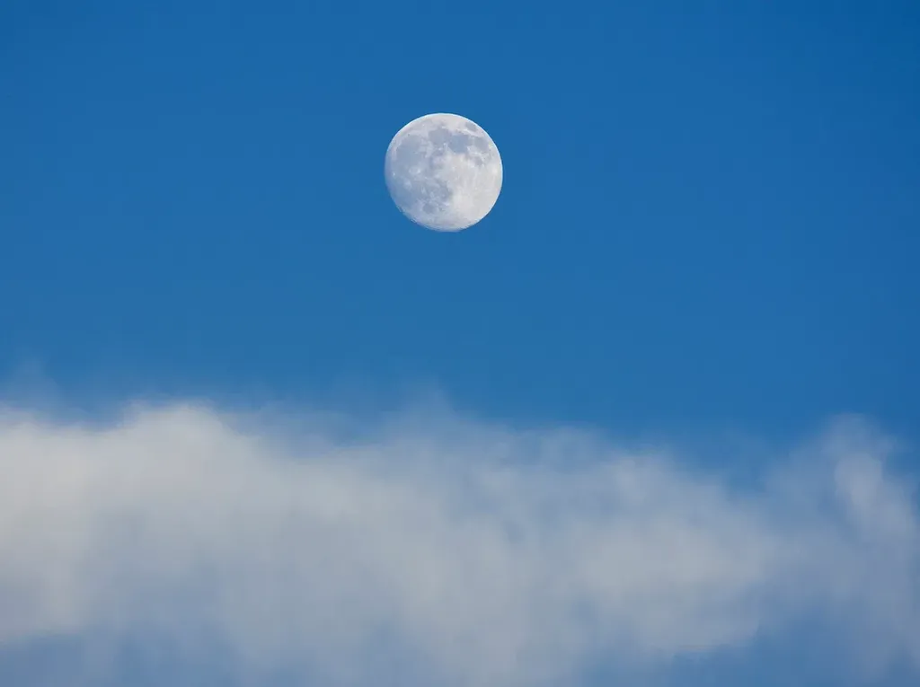 Kenapa Bulan Terkadang Bisa Dilihat di Siang Hari? Kenapa Bulan Terkadang Bisa Dilihat di Siang Hari?