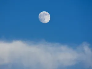 Kenapa Bulan Terkadang Bisa Dilihat di Siang Hari? Kenapa Bulan Terkadang Bisa Dilihat di Siang Hari?