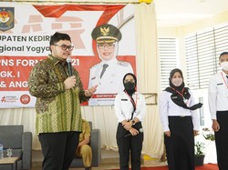 Bupati Berikan Hadiah ke 3 CPNS Pengkritik Pemkab Kediri