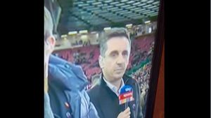 Detik-detik Muka Masam Gary Neville Dicuekin Cristiano Ronaldo