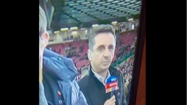 Detik-detik Muka Masam Gary Neville Dicuekin Cristiano Ronaldo