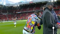 Cristiano Ronaldo selanjutnya langsung ngacir pergi tanpa menyalami Neville (Screenshot)