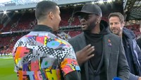 Momen Cristiano Ronaldo kacangin Gary Neville terjadi sesaat sebelum laga MU vs West Ham, Minggu (30/10) malam WIB. Ketika sedang pemanasan, Ronaldo hampiri para pundit sepakbola Sky Sports yakni Louis Saha, Jamie Redknapp, dan Gary Neville (Screenshot)