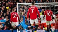 De Gea melakukan beberapa penyelamatan penting di bawah mistar gawang MU vs West Ham. Foto: Manchester United via Getty Imag/Ash Donelon