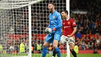 Ketika peluit akhir berbunyi, De Gea pun meluapkan kegembiraan bersama Diogo Dalot. Foto: AFP via Getty Images/OLI SCARFF