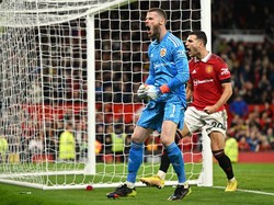 Ketika peluit akhir berbunyi, De Gea pun meluapkan kegembiraan bersama Diogo Dalot. Foto: AFP via Getty Images/OLI SCARFF