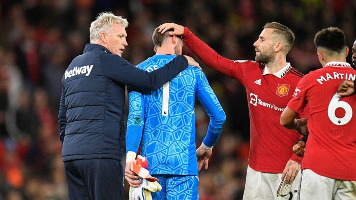 West Ham United's Scottish manager David Moyes (L) and Manchester United's English defender Luke Shaw (R) congratulate Manchester United's Spanish goalkeeper David de Gea (C) on the pitch after the English Premier League football match between Manchester United and West Ham United at Old Trafford in Manchester, north-west England, on October 30, 2022. - Man Utd won the game 1-0. - RESTRICTED TO EDITORIAL USE. No use with unauthorized audio, video, data, fixture lists, club/league logos or 'live' services. Online in-match use limited to 120 images. An additional 40 images may be used in extra time. No video emulation. Social media in-match use limited to 120 images. An additional 40 images may be used in extra time. No use in betting publications, games or single club/league/player publications. (Photo by Oli SCARFF / AFP) / RESTRICTED TO EDITORIAL USE. No use with unauthorized audio, video, data, fixture lists, club/league logos or 'live' services. Online in-match use limited to 120 images. An additional 40 images may be used in extra time. No video emulation. Social media in-match use limited to 120 images. An additional 40 images may be used in extra time. No use in betting publications, games or single club/league/player publications. / RESTRICTED TO EDITORIAL USE. No use with unauthorized audio, video, data, fixture lists, club/league logos or 'live' services. Online in-match use limited to 120 images. An additional 40 images may be used in extra time. No video emulation. Social media in-match use limited to 120 images. An additional 40 images may be used in extra time. No use in betting publications, games or single club/league/player publications. (Photo by OLI SCARFF/AFP via Getty Images)