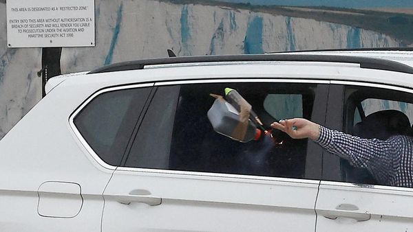 Detik-detik Pria Lempar Bom Molotov ke Pelabuhan Dover, Inggris