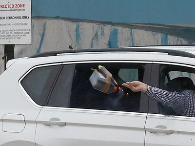 Detik-detik Pria Lempar Bom Molotov ke Pelabuhan Dover, Inggris