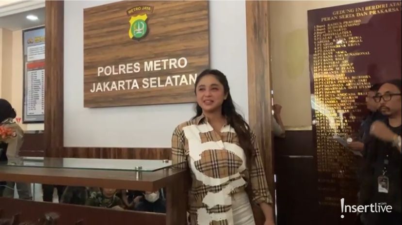 Murka Dihina Fans Lesti And Billar Ini 7 Potret Dewi Perssik Datangi Polisi