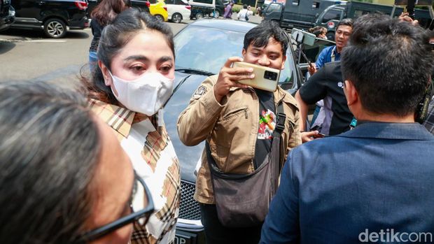 Dewi Perssik saat ditemui di Polres Jakarta Selatan.