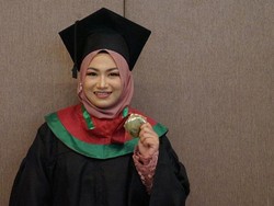 Kisah Dwi Nurcahyati, Wisudawan UM Surabaya Peraih IPK 4,00