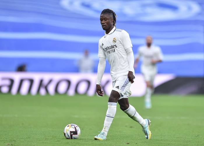 MADRID, SPAIN - OCTOBER 30: Eduardo Camavinga of Real Madrid controls the ball during the LaLiga Santander match between Real Madrid CF and Girona FC at Estadio Santiago Bernabeu on October 30, 2022 in Madrid, Spain. (Photo by Denis Doyle/Getty Images)