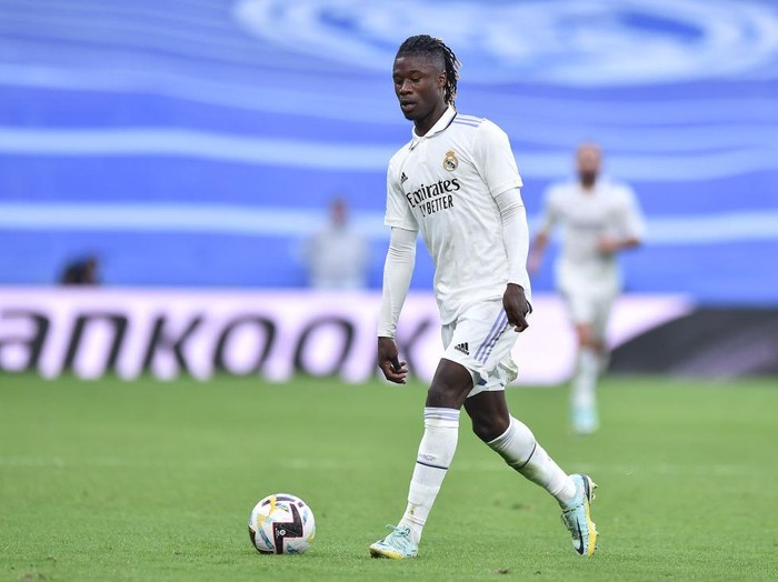 MADRID, SPAIN - OCTOBER 30: Eduardo Camavinga of Real Madrid controls the ball during the LaLiga Santander match between Real Madrid CF and Girona FC at Estadio Santiago Bernabeu on October 30, 2022 in Madrid, Spain. (Photo by Denis Doyle/Getty Images)