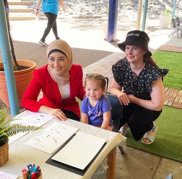 Fatima Payman bersama masyarakat/ Foto: instagram.com/senatorfatimapayman Fatima Payman bersama masyarakat/ Foto: instagram.com/senatorfatimapayman