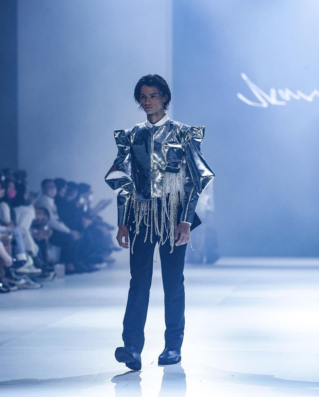 Foto: instagram.com/jfwofficial Busana kreasi Sean Sheila di DFK 2022/