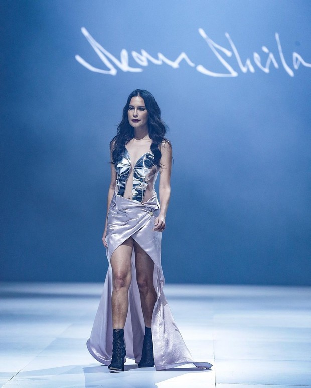 Foto: instagram.com/jfwofficial Sophia Latjuba di runway DFK 2022 dalam gaun Sean Sheila/