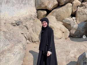 Foto: Cantiknya Syifa Hadju Berhijab dan Tanpa Makeup Saat Umrah