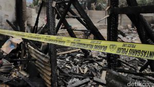 Garis Polisi Melintang di Lokasi Kebakaran Kebayoran Lama