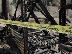 Garis Polisi Melintang di Lokasi Kebakaran Kebayoran Lama