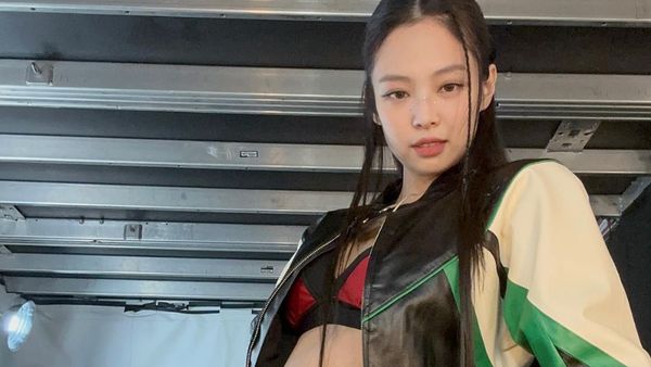 8 Gaya Personel BLACKPINK Selama Tur Dunia, Celana Jennie Rp 70 Juta