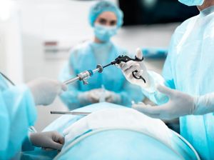 Video Kisah Dokter Didi Operasi Istri Sendiri dengan Teknik Laparoskopi Video Kisah Dokter Didi Operasi Istri Sendiri dengan Teknik Laparoskopi