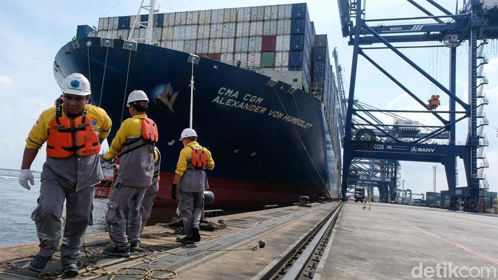 Ini Wujud Kapal Kontainer Terbesar yang Sandar di Pelabuhan Indonesia