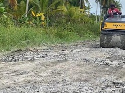 Pemkab Perbaiki Jalan Rusak yang Dibangun Kuburan oleh Warga