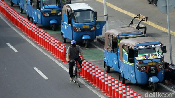 Duh, Jalur Sepeda Peninggalan Anies Jadi Tempat Ngetem Bajaj