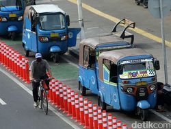 Duh, Jalur Sepeda Peninggalan Anies Jadi Tempat Ngetem Bajaj