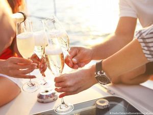 Jasa Sewa Pacar, Upaya Kesepian Kaum Urban Meredam Tuntutan Sosial