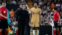 Bek Barcelona, Jules Kounde, juga mengalami masalah pada laga melawan Valencia akhir pekan lalu. (Foto: Jose Miguel Fernandez/NurPhoto via Getty Images)