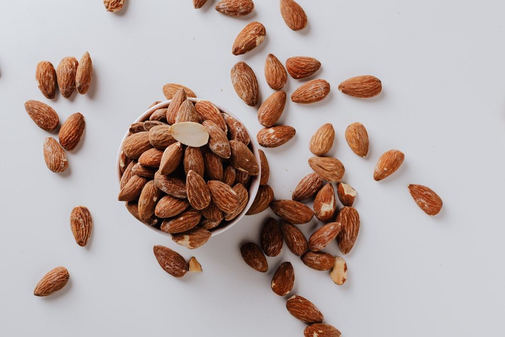 Kacang almond mengandung anti inflamasi.