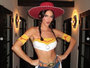 Kendall Jenner Panen Hujatan saat Jadi Jessie Toy Story di Pesta Halloween Kendall Jenner Panen Hujatan saat Jadi Jessie Toy Story di Pesta Halloween