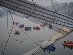 Ada 400 Orang di Jembatan Roboh India, Pencarian Diintensifkan