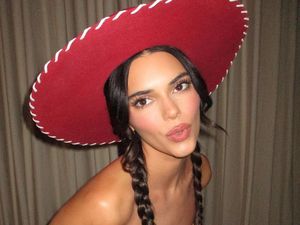 Kendall Jenner Jadi Koboi di Toy Story, Dikritik karena Seksi Pamer Bokong Kendall Jenner Jadi Koboi di Toy Story, Dikritik karena Seksi Pamer Bokong