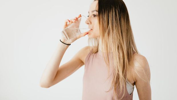Kurang minum air putih dapat menyebabkan keriput di area bawah mata.