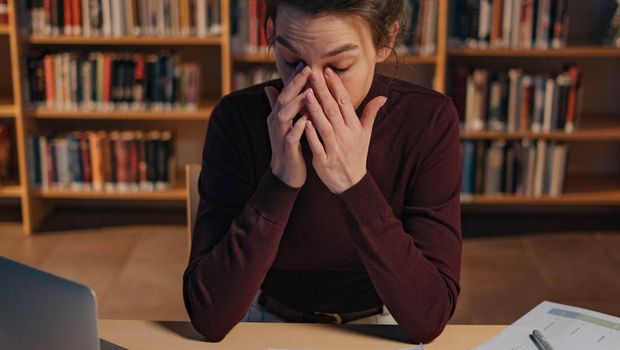 Kurang tidur dapat membuat keriput di bawah area mata.