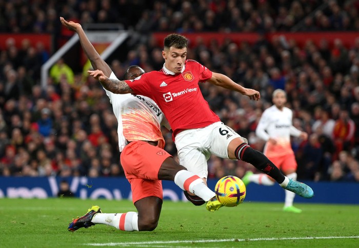 MANCHESTER, ENGLAND - OCTOBER 30:  Lisandro Martinez of Manchester United is challenged by Michail Antonio of West Ham United during the Premier League match between Manchester United and West Ham United at Old Trafford on October 30, 2022 in Manchester, England. (Photo by Shaun Botterill/Getty Images)