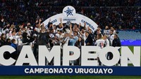 Suarez baru saja membawa Nacional juara berkat dua golnya ke gawang Liverpool, klub Uruguay yang kebetulan punya nama sama seperti bekas klubnya di Inggris. Foto: Getty Images/Agencia Gamba