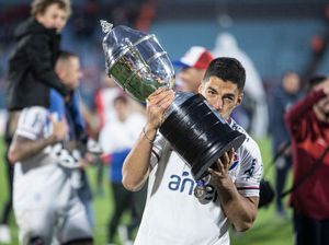 Luis Suarez Dua Kali Jebol Gawang Liverpool, Angkat Trofi Juara