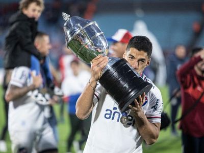 Luis Suarez Dua Kali Jebol Gawang Liverpool, Angkat Trofi Juara