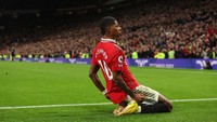 Rashford merayakan golnya ke sudut lapangan Old Trafford. (Foto: Matthew Ashton - AMA/Getty Images)