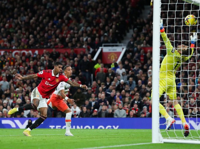 MANCHESTER, ENGLAND - OCTOBER 30: Marcus Rashford of Manchester United scores his side's first goal during the Premier League match between Manchester United and West Ham United at Old Trafford on October 30, 2022 in Manchester, England. (Photo by James Gill - Danehouse/Getty Images)