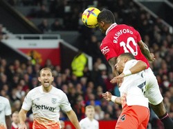 Seperti aksi-aksi Ronaldo, Rashford secara akurat melompat untuk menyambut datangnya bola. Juga beradu fisik dengan pemain lawan untuk memenangi si kulit bundar. Foto: AP/Jon Super  