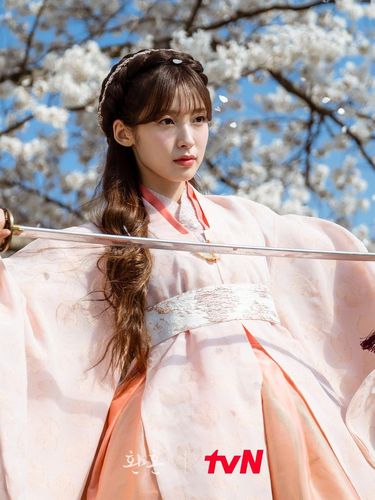 Masih di drama Alchemy of Souls, ada Arin Oh My Girl yang tak kalah memesona. Dengan outfit hanbok, Arin terlihat anggun sekaligus berkarisma sebagai seorang penyihir. Foto : instagram.com/tvn_drama