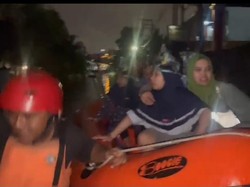 BPBD Kota Medan Evakuasi Warga yang Kebanjiran di Jalan Karya Bakti