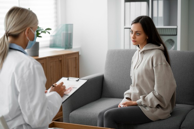 Mengatasi takut jatuh cinta/foto: freepik.com/freepik Tenaga profesional dapat membantu mengatasi perasaan takut jatuh cinta yang dialami oleh klien.