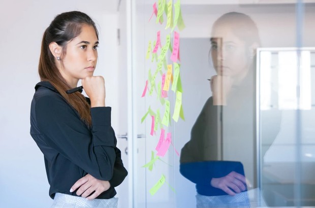 Berhenti meragukan diri sendiri dapat dilakukan dengan mulai berorientasi pada masa depan.